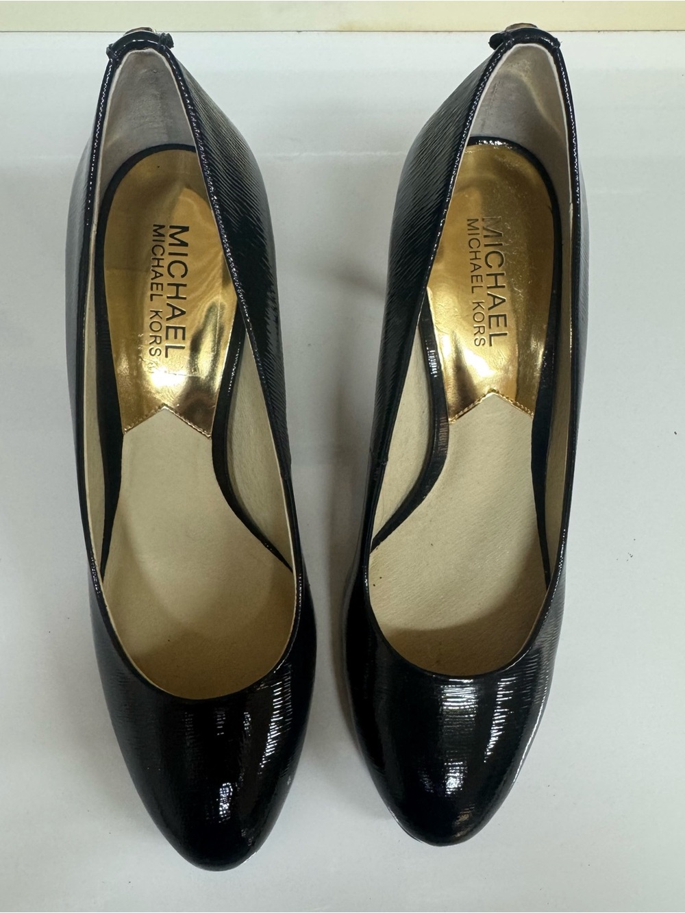 MICHAEL Michael Kors Navy Blue Patent Leather Pumps Heels Classic Gold Logo 8
